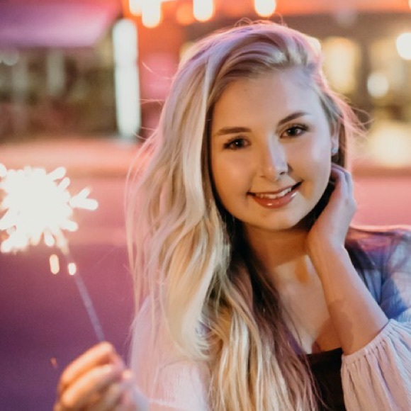 Meet your Posher, Keeley - Picture 1 of 1